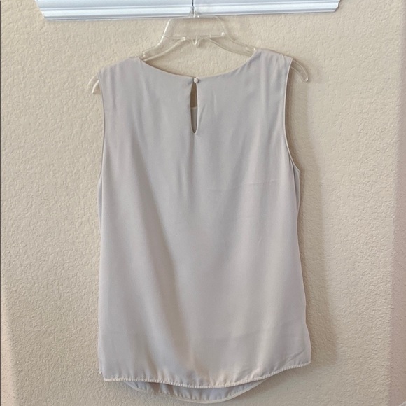 August 1 Eight Gray Sleeveless Blouse with Flowing Silhouette Size L - Picture 4 of 7